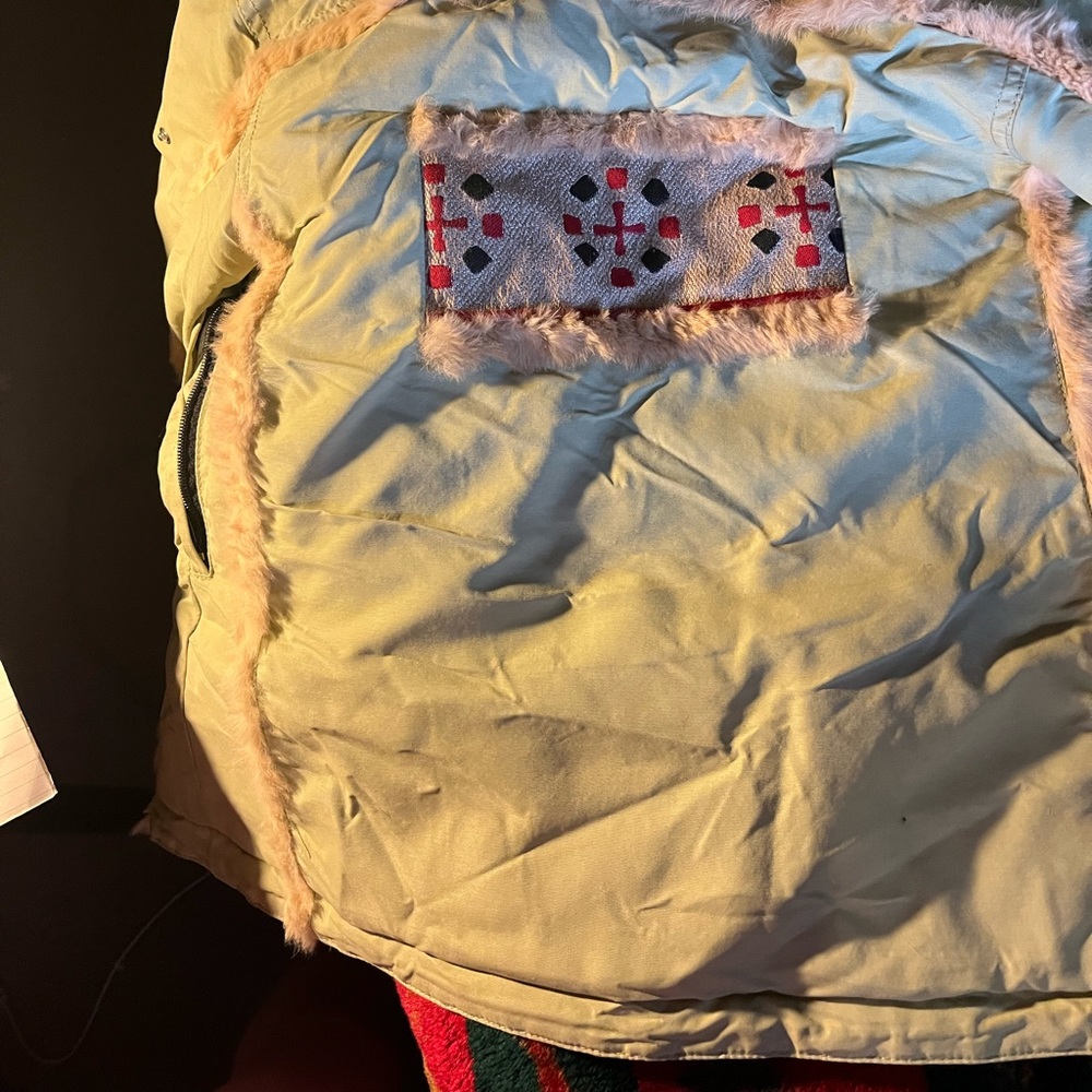 High end women’s ski jacket. Fur lined w/ zip hood.